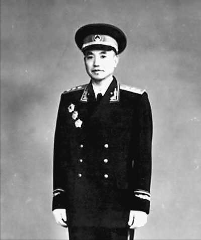 1931年，萧克偶然间看到一个俘虏之后大惊失色，连忙对看守说：“他既然已经被俘虏