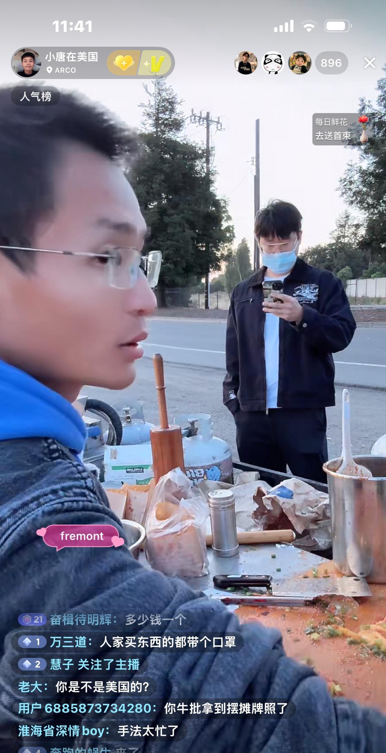 这个华人小伙开着特斯拉，在美丽国卖大饼，10美元一份，合70块人民币，小纸袋装的