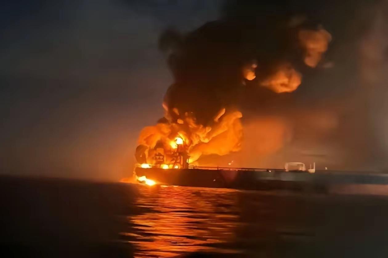 突发！美军凌晨霍尔木兹海峡开火，伊朗多地爆炸，对美舰发起复合攻击，美舰中弹逃走，