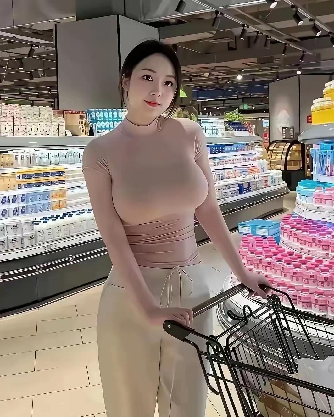 大家说在超市遇见这样漂亮的美女姐姐，我该怎么去和她搭讪，才不会让她感到反感。