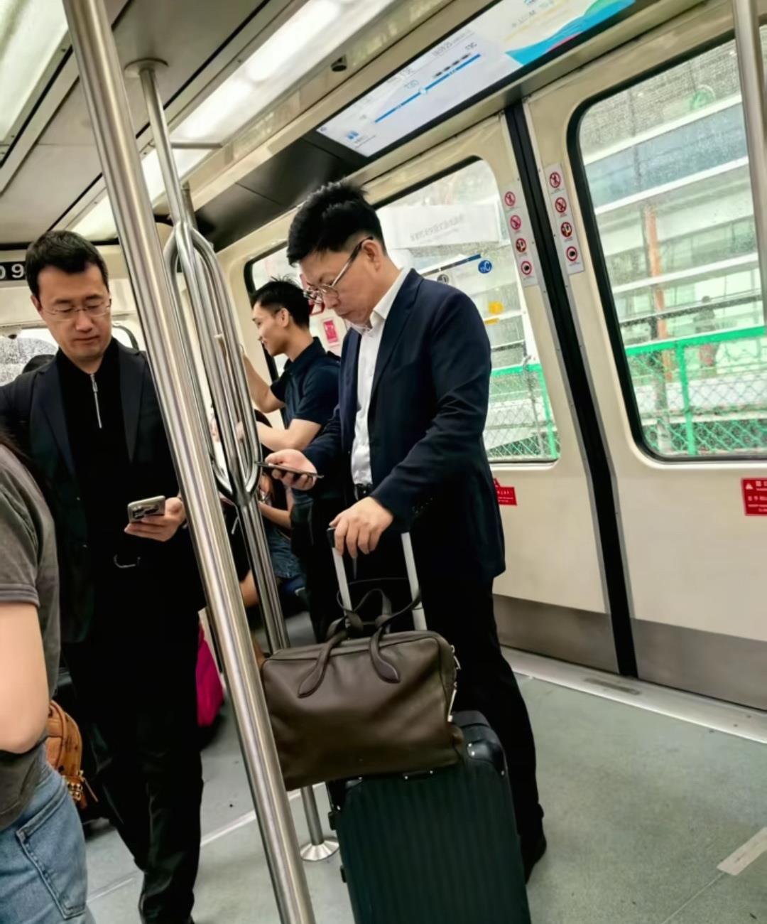 一看就是个高级官员，怎么没有车子接送呢？
