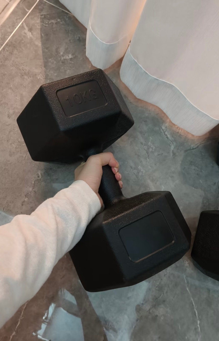 当你贪便宜买了个10kg的哑铃[捂脸哭]​​​