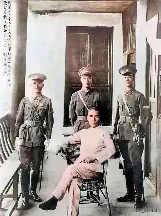 这是一张珍贵的历史照片，拍摄于1924年6月16日黄埔军校成立时。照片中坐着的是