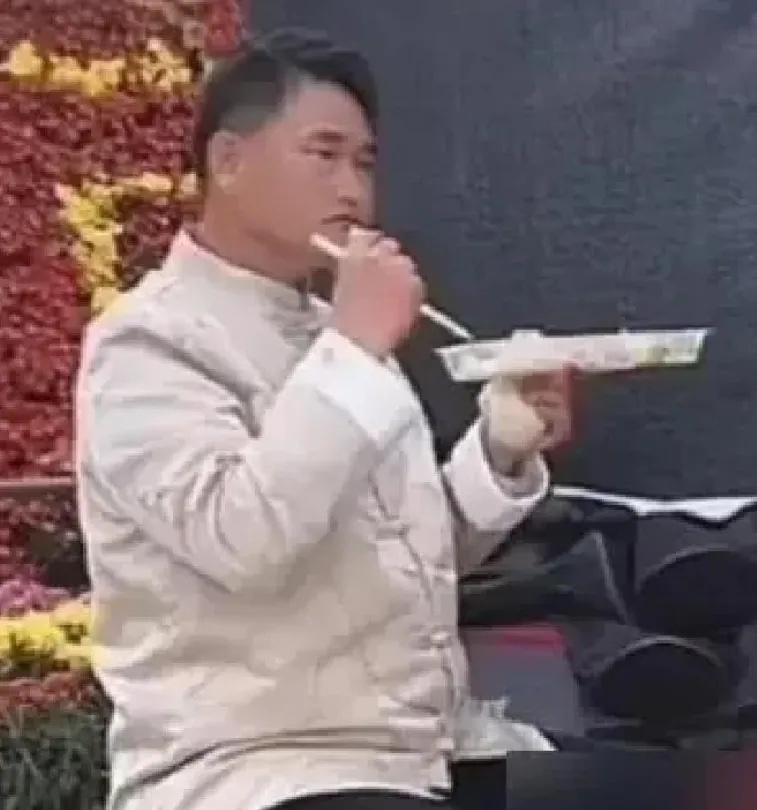 商演结束，主办方一声不吭把他安排在二号桌，旁边全是陌生面孔，大衣哥朱之文一言不发
