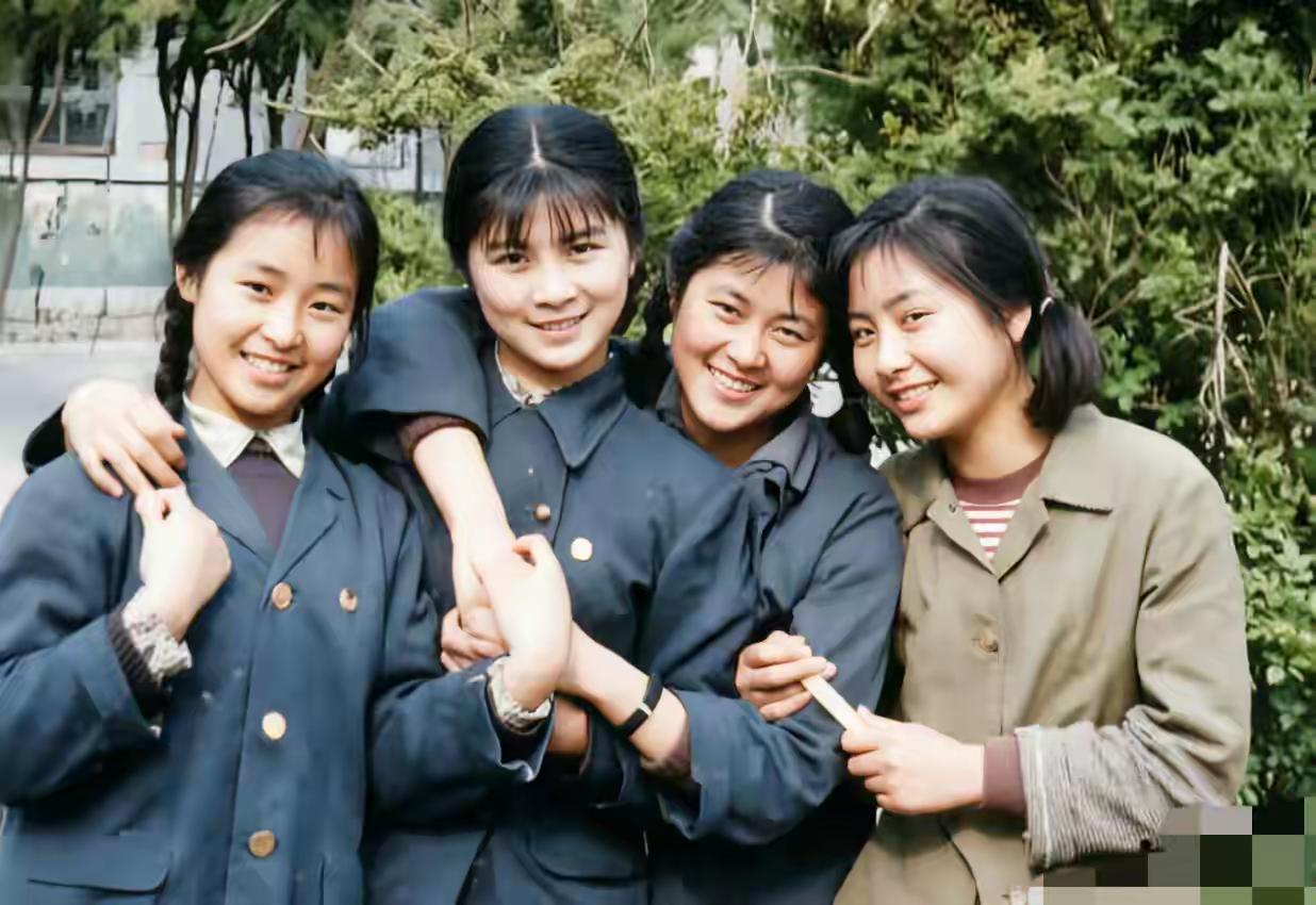 这张老照片里的明星太漂亮了，可惜我只认识一个，你们呢？认识几个？