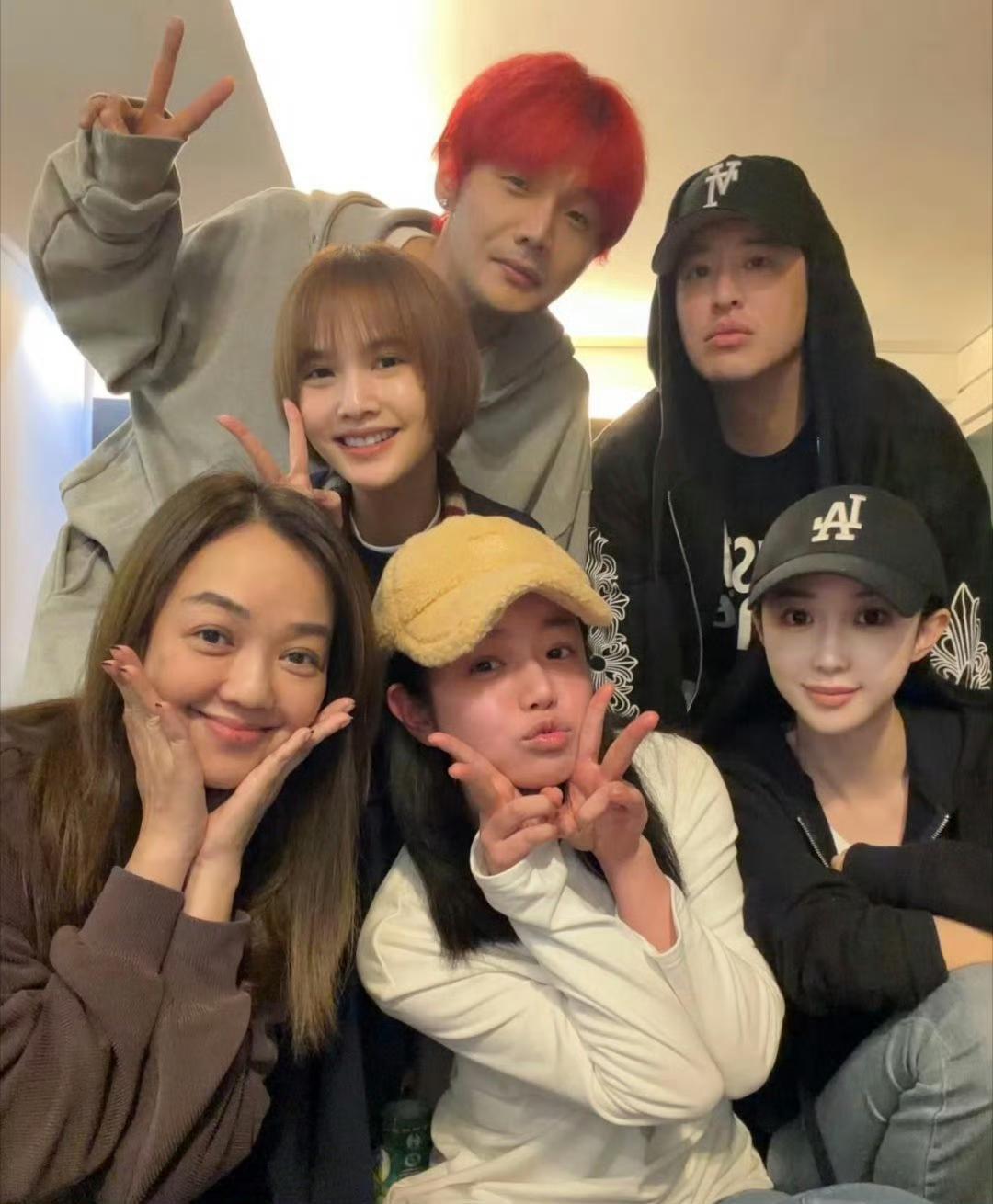 潘玮柏带老婆宣云回台北访亲友，和陈妍希、杨丞琳、李荣浩在台北聚会。潘玮柏和宣