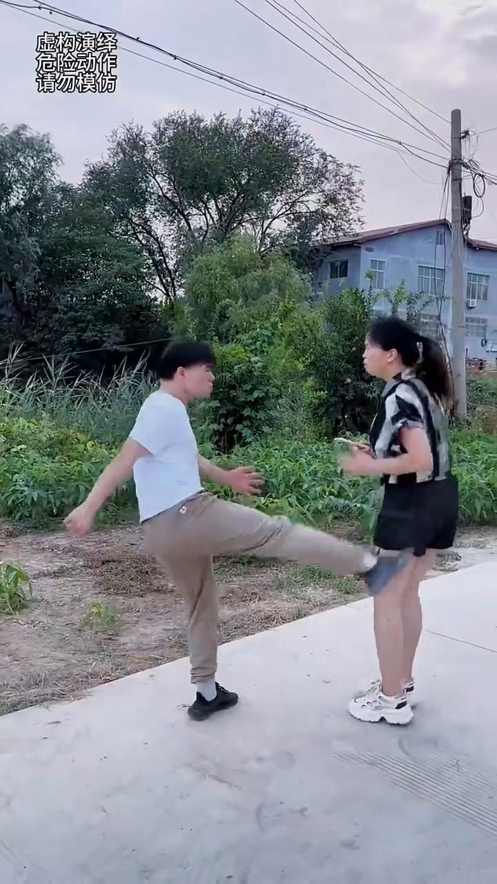 你别笑，打他。这是高手，这年轻人如果不是亲眼所见我是万万不敢相信的。