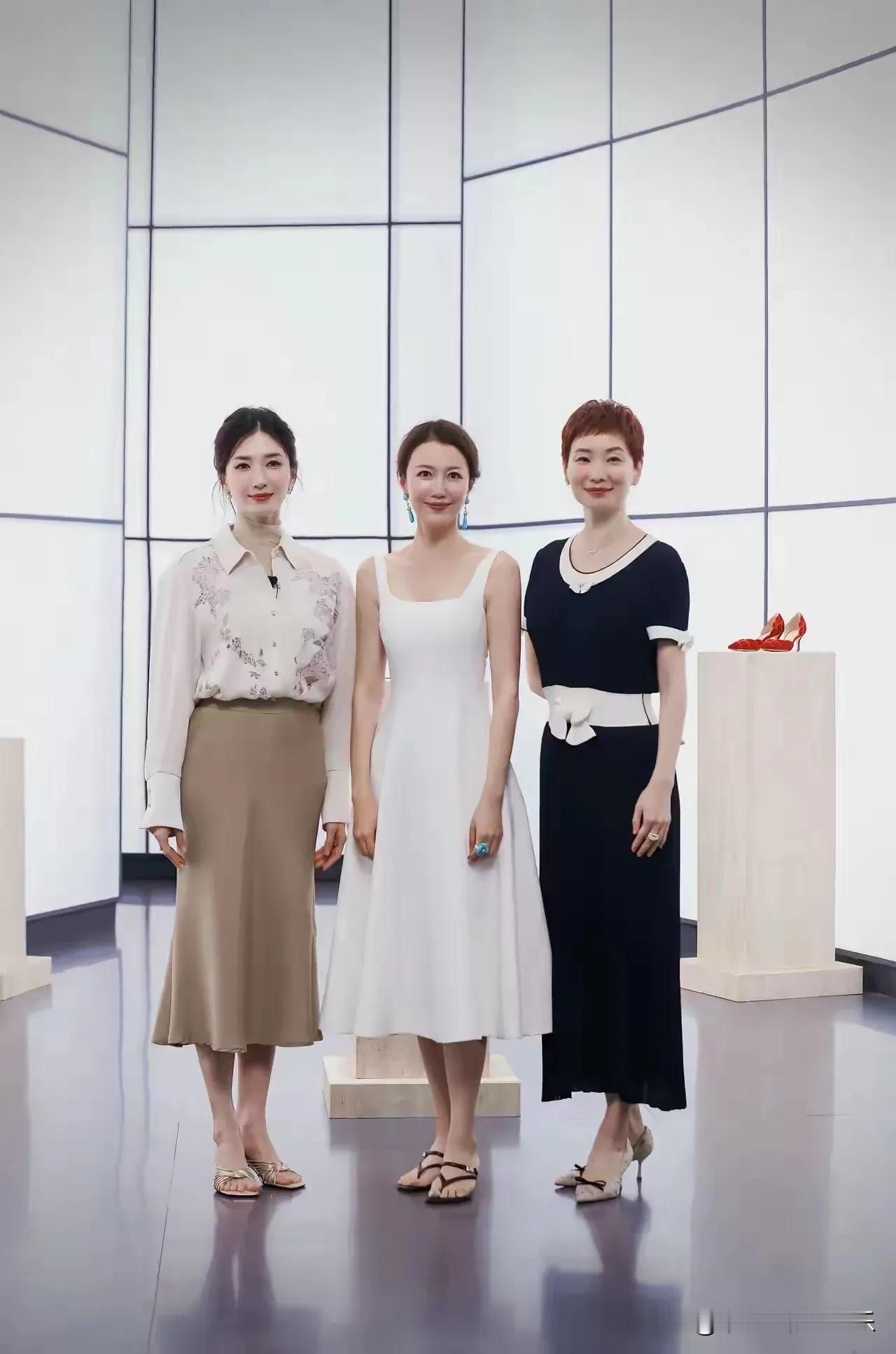 与江疏影同框合影的这两位女士，其实也是某领域的名人，有认出来的吗？中间那位乍一看