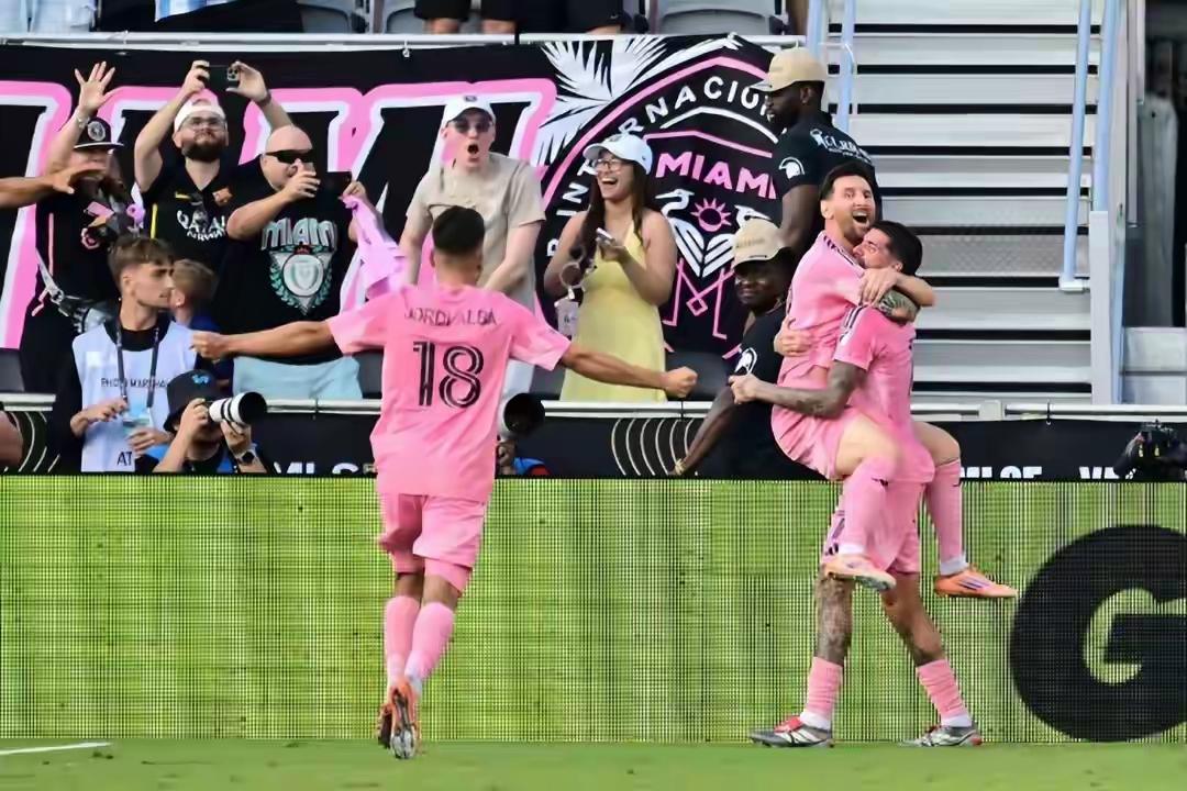 北京时间7日凌晨，美职联总决赛太燃了！38岁的梅西带领迈阿密国际3比1战胜温哥华
