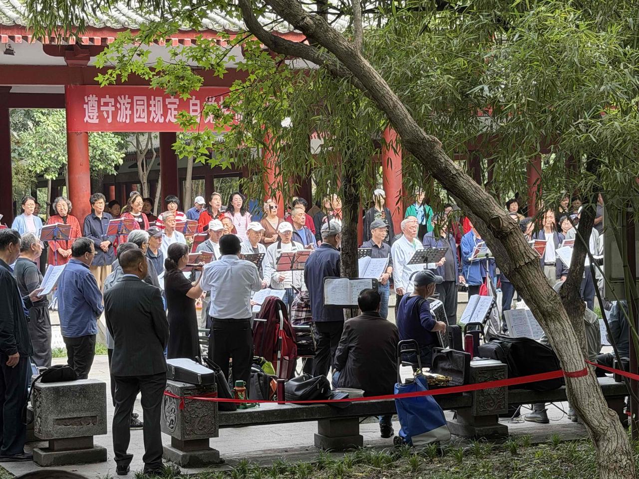 昨天上午，我逛西安丰庆公园，最大合唱团响亮的红歌声，吸引了我，就走了过去！合唱