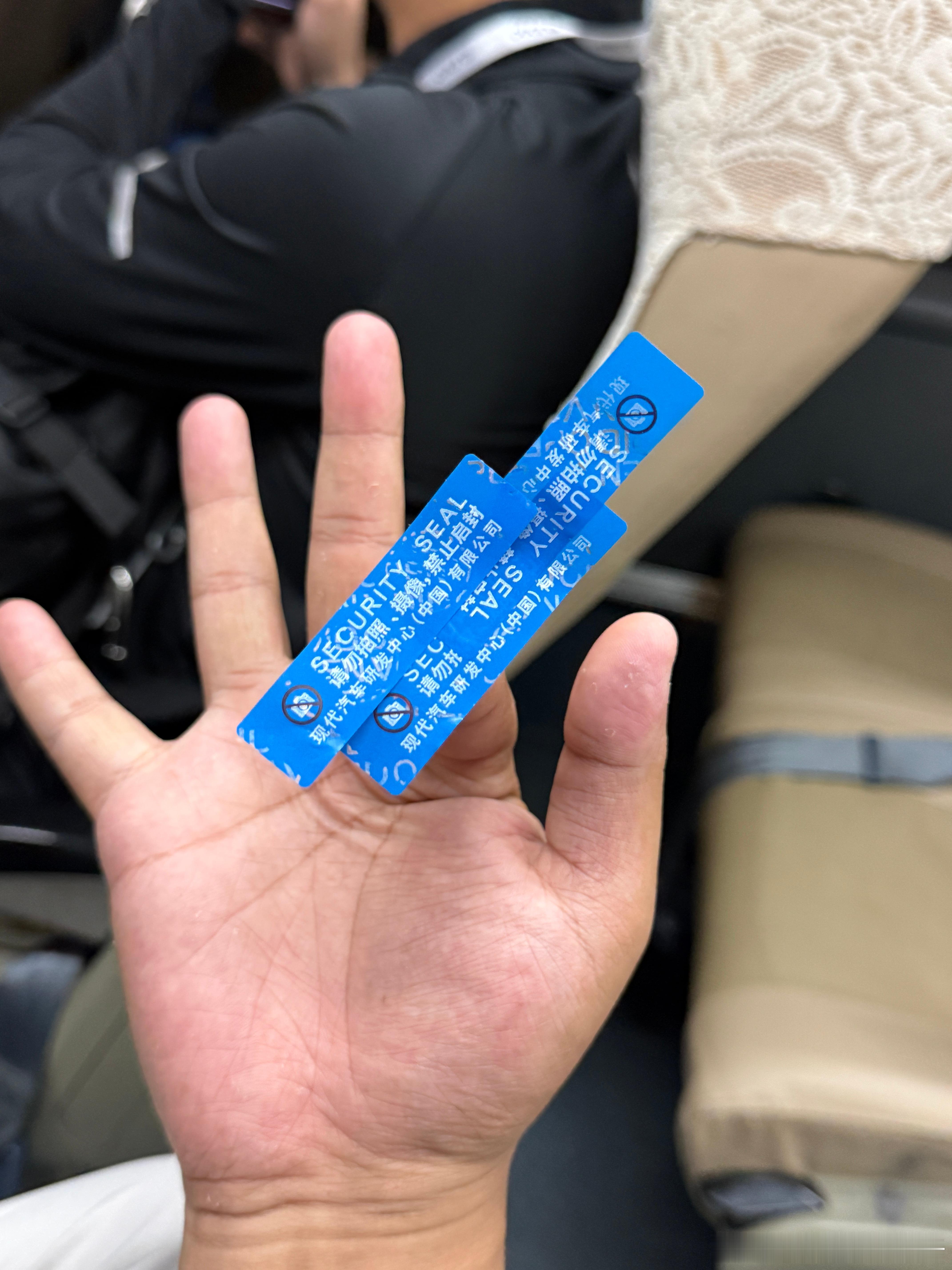 这一天是一点信号没有，手机被封了3层。​​​