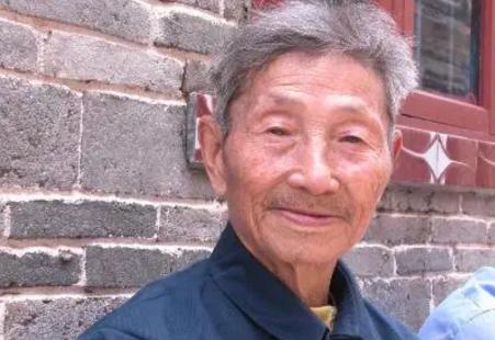1979年，一位老人为了证明自己是老红军，不顾危险在北京拦下一辆军官的车，眼看
