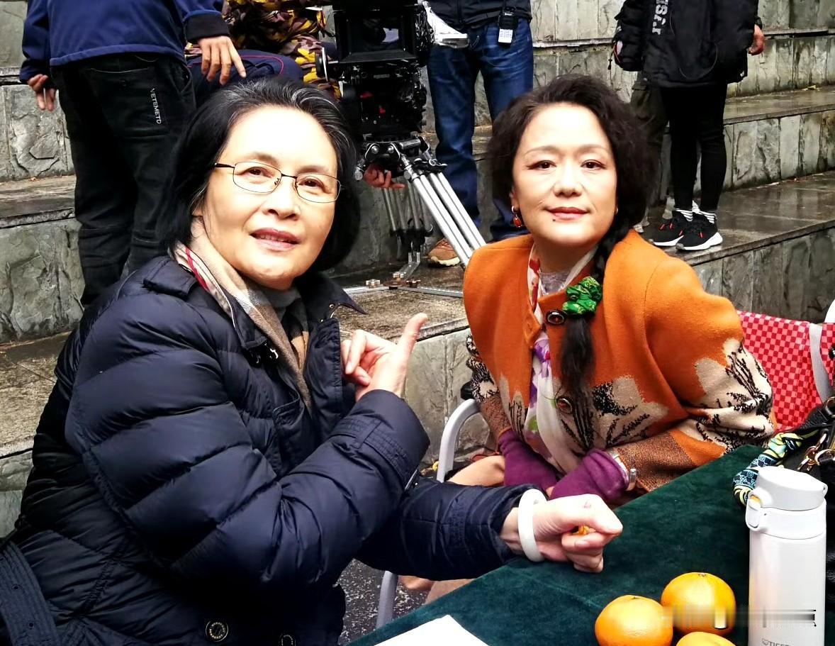 左边是大家很熟悉的老演员宋晓英，右边这位女士是谁呢？她在八十年代也拍摄了多部影视