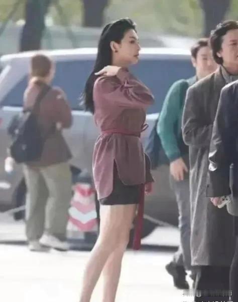 怪不得宁静说张雨绮“全身散发着肉香”！现实里要是遇见，我勒个去！完全不像电视