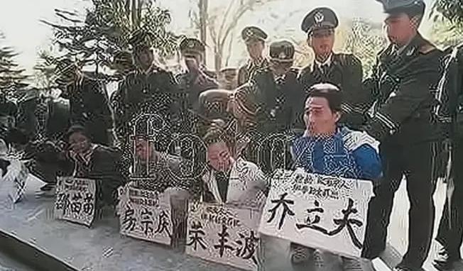 1995年，“全国散打冠军”乔立夫，被押往了东莞郊外刑场，镜头里的他虽然五花大