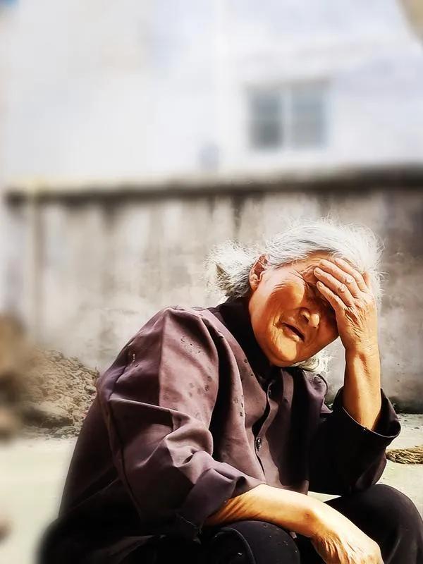 我妈跟人聊天，句句都是别人不想听、不想说的。表弟说他现在做装修。我妈马上问，一