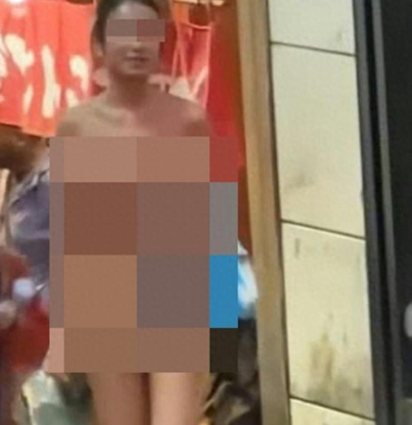 香港兰桂坊深夜街头惊现全裸女子手提包包淡定散步，围观群众纷纷驻足围观，随手转发现