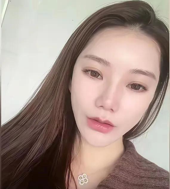 汪小菲菲晒年夜饭，岳母做十二个菜，有网友评价说看着不好吃，主要是没有辣的，不过一