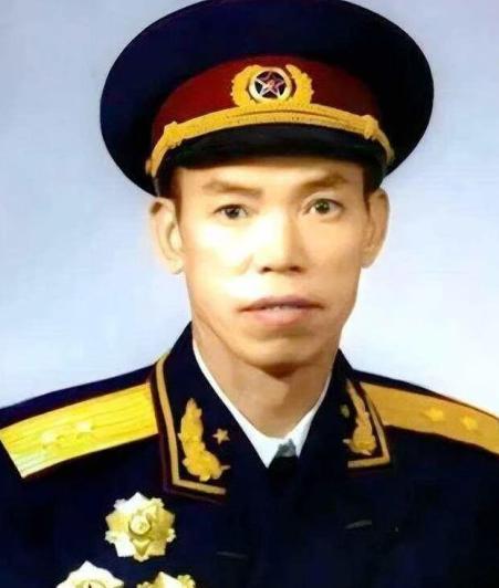 1973年，开国中将梁兴初在太原化工厂劳动改造，一次扫地被工人喊住：“梁师傅，我