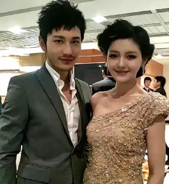 黄晓明颜值曾经也有高光时刻，他和宋慧乔大S合作的剧，让人看到了那伟大的脸