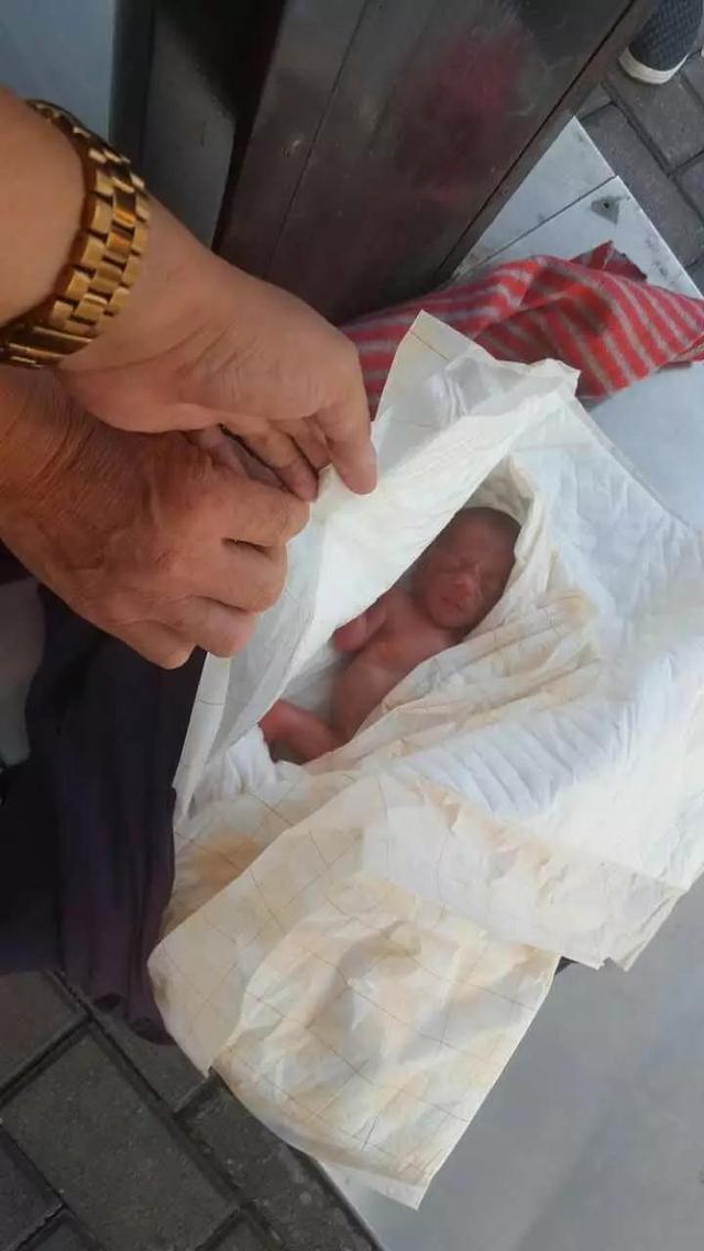 发现一名男性新生儿弃婴,早产,重一斤六两,目前在三医院绿色通道抢救