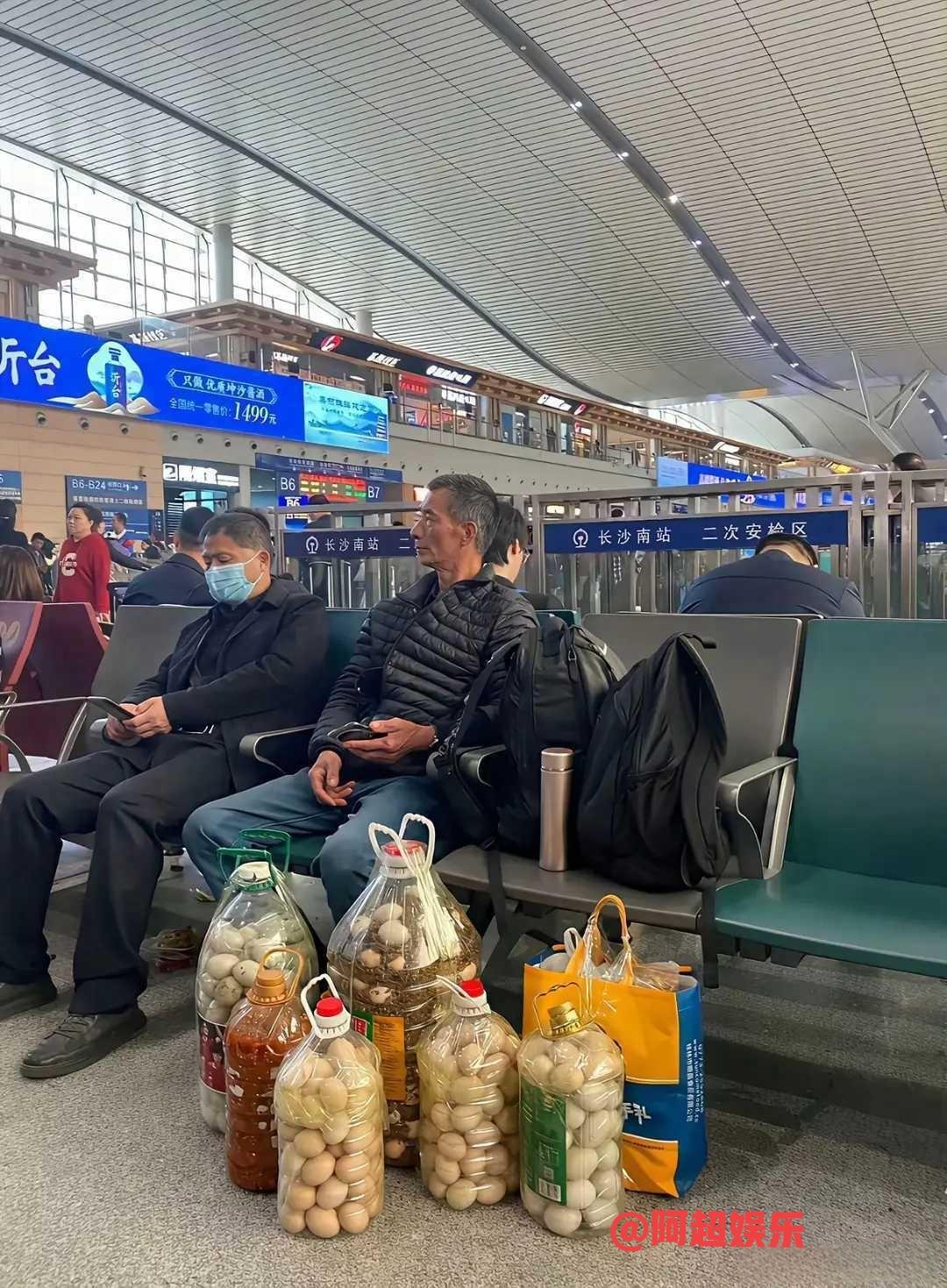 看到这一幕，你悟到了什么吗？可怜天下父母心天下父母系儿女