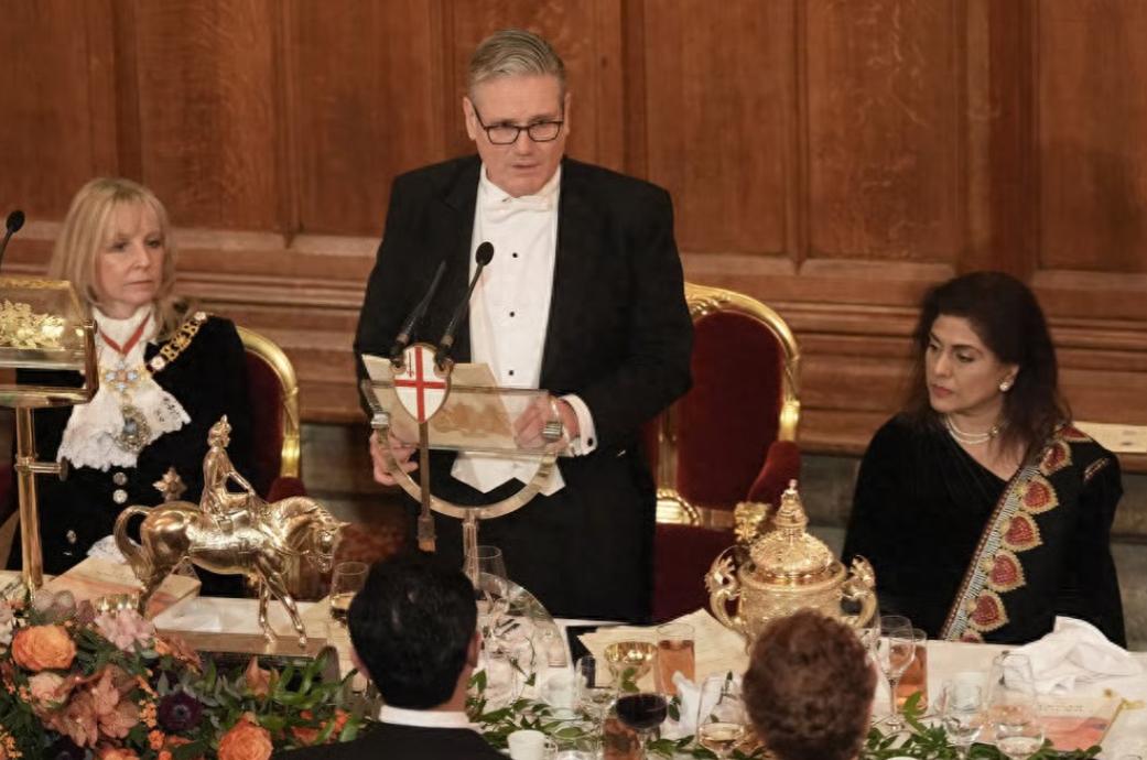 英国真当中国没脾气？当地时间12月1日，英国首相斯塔默公开表示：中国的存在会