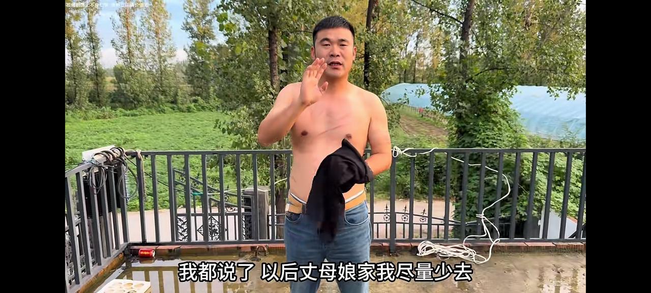 阿杜伤痕累累晚上阿杜喝了酒之后，去丈母娘家找李佳说说话，可能是在外面喊门的时候