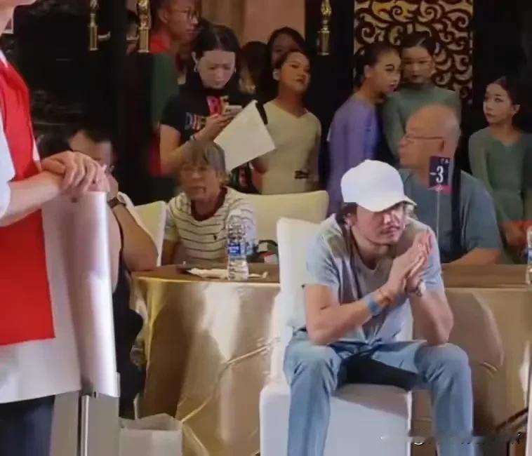 演员杨烁陪伴女儿参加拉丁舞比赛被偶遇偷拍。屏幕上的霸道总裁生活当中是一个温馨的父