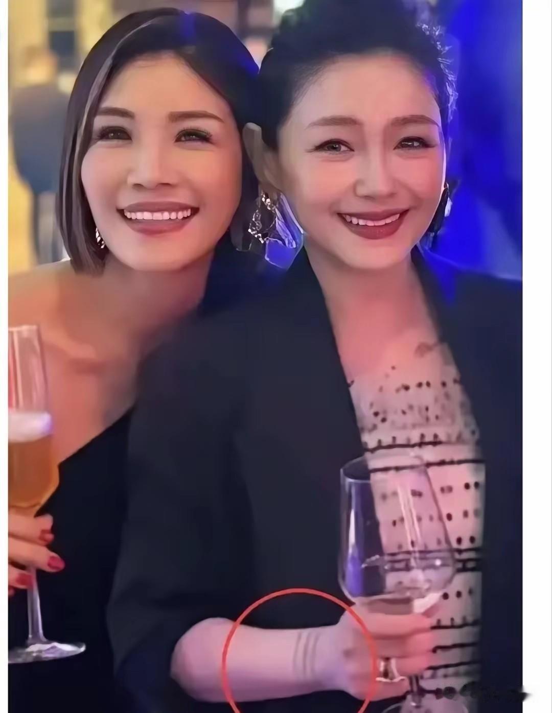 现在再看大S手上纹的三条手链，真是越看越火大。结婚戒指一开始是打算刷汪小菲的
