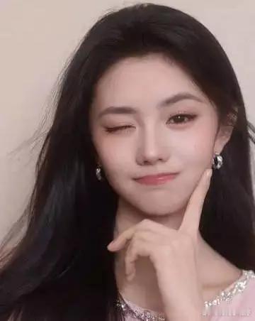 分享娱乐分享娱乐刘浩存身穿粉色短裙俏皮灵动，单眼wink非常可爱​