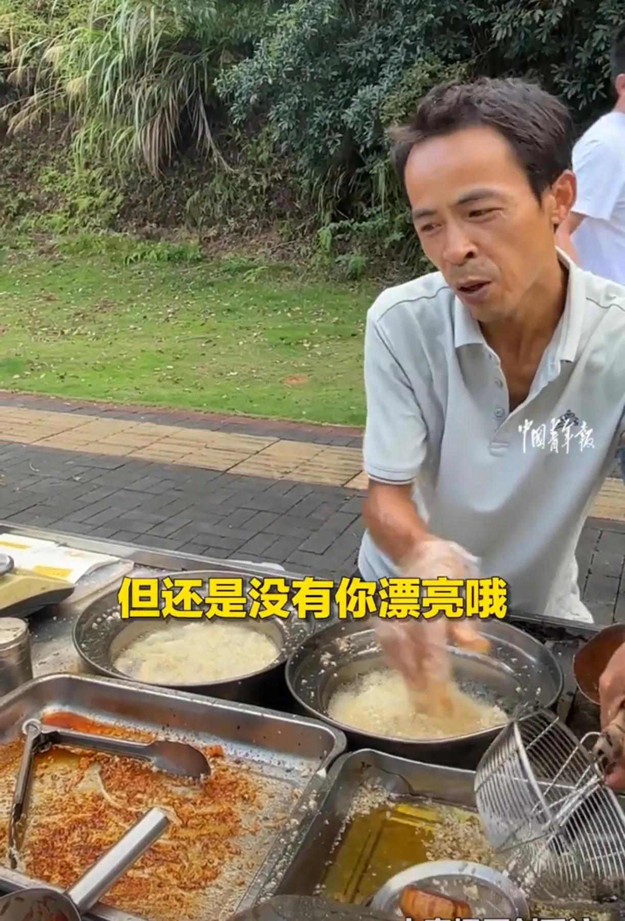 鸡排哥每天的摊子都是排长龙，他的爆火我是一点不眼红，6块钱的鸡排，味道很绝，情绪