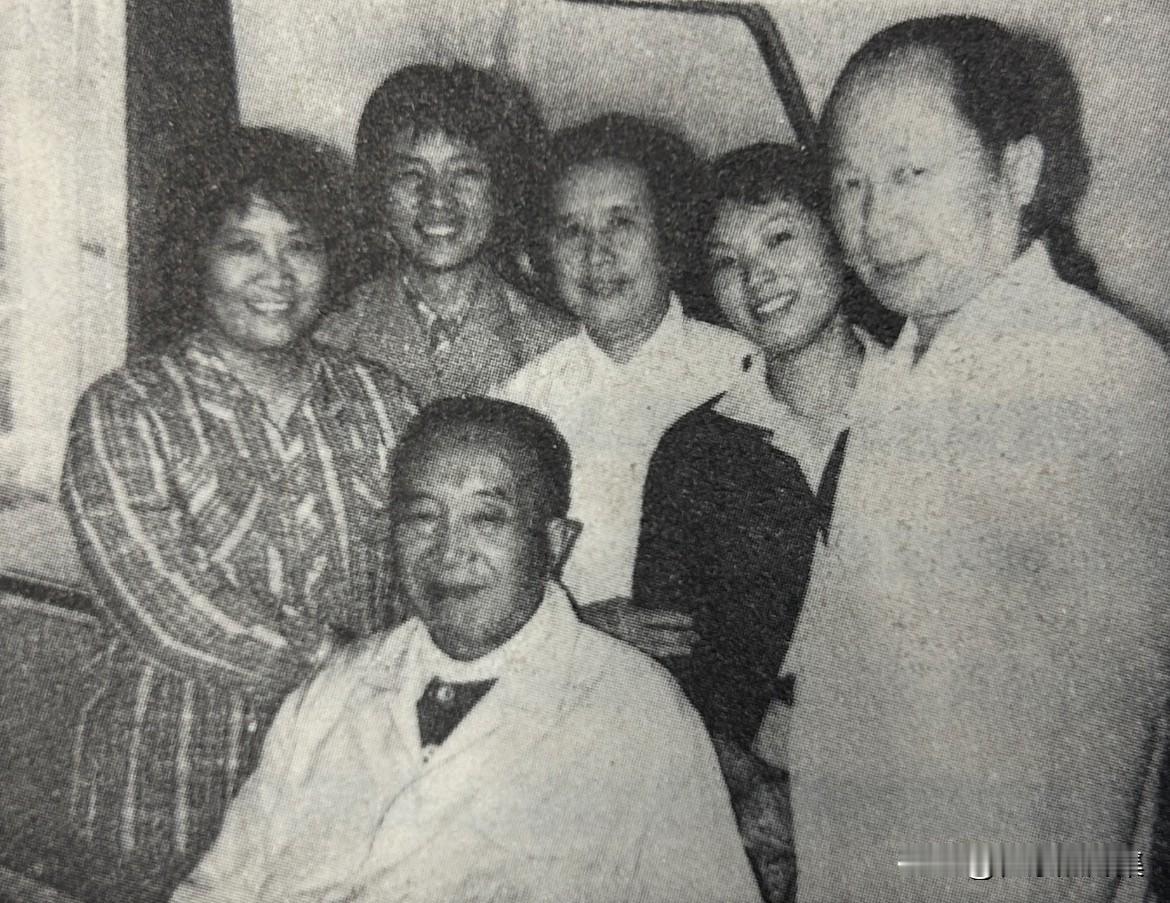 1978年8月1日，西德海德堡骨科大学医院的病房内，罗瑞卿夫妇与医疗小组及工作人