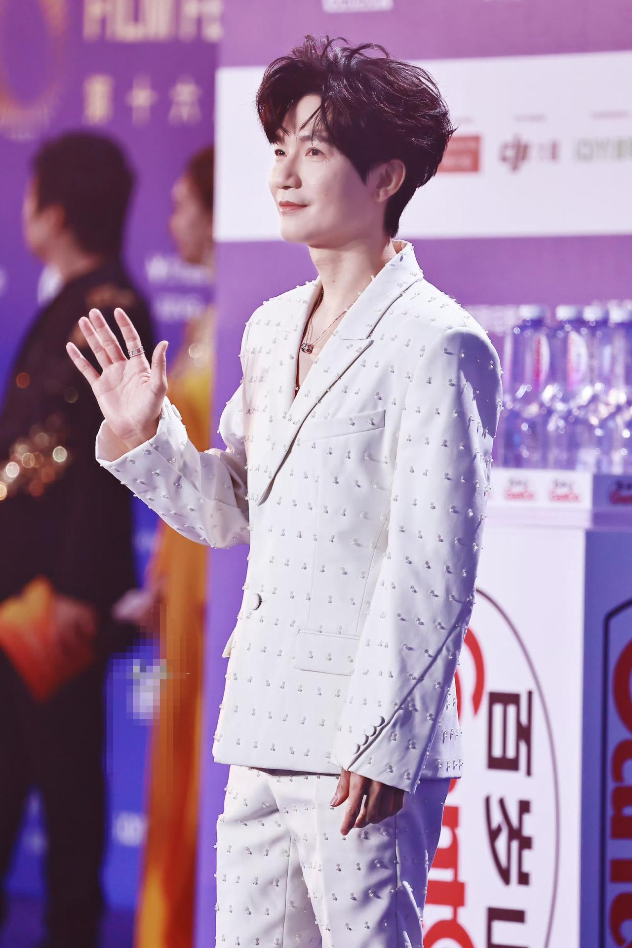 陈楚生出席北京国际电影节，这一会儿功夫穿了黑白两套西装，太正式了，敬业！走红毯