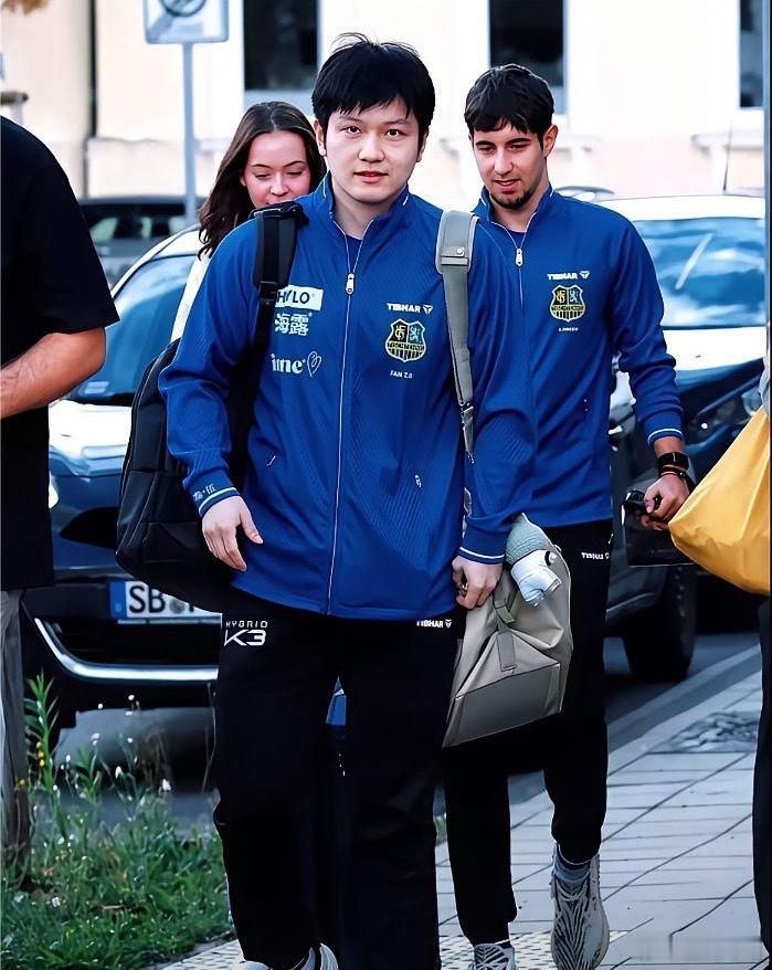 凌晨1:30，樊振东又要熬夜打德甲。这次不是一个人，小弗终于回来了。上次他不在，