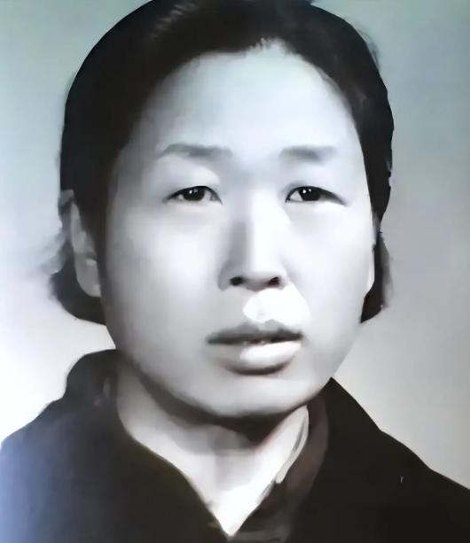 1977年，她被中央免去职务，收拾好办公桌上的私人物品，交出钥匙，坐上了开往长辛