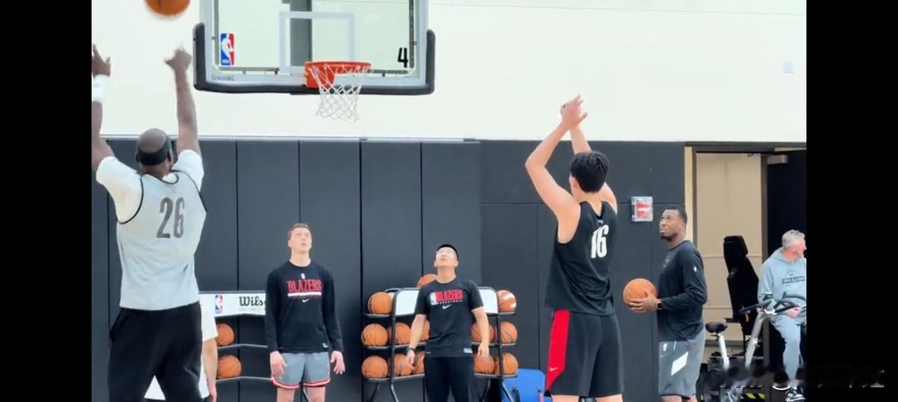 杨瀚森终于开始加练体能和投篮！意识到自己目前急需要改变提高自己！根据开拓者队记