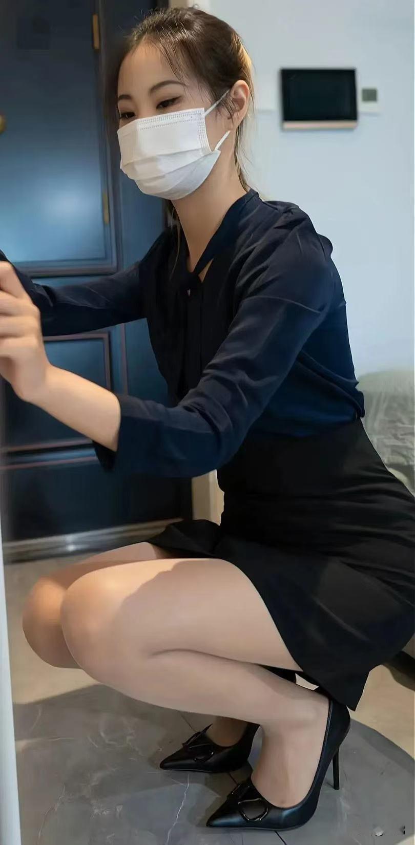 黑色连衣裙搭配肉色丝袜，就是优雅职场风的标配！黑色裙子本就经典，优雅又神秘，适配