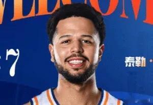 我觉得CBA以后就应该出台一项规定，就是现在跟CBA有合同的球员，不能签约其他联