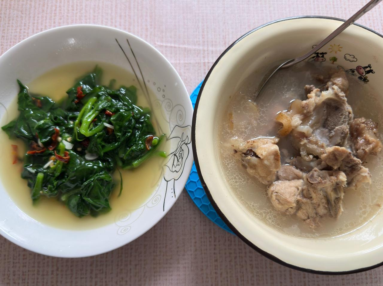 简简单单又美味营养的午餐菜肴：1、排骨炖天麻。先把排骨和天麻片放在电饭锅里煮