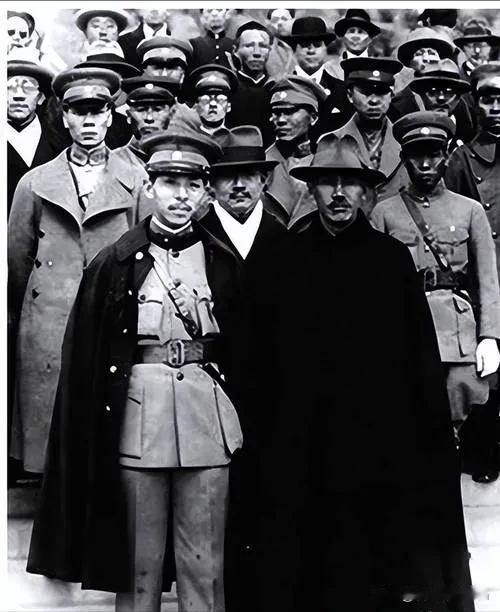 其实少帅这个人还是很厉害的，西安事变时，他把蒋介石的侍卫基本全部杀光了，就连蒋介