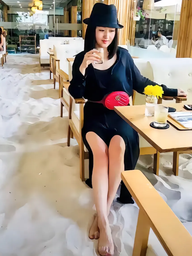 杨钰莹，158cm，光着脚喝下午茶好美，看着一点也不像50多岁的人，打扮时尚，特