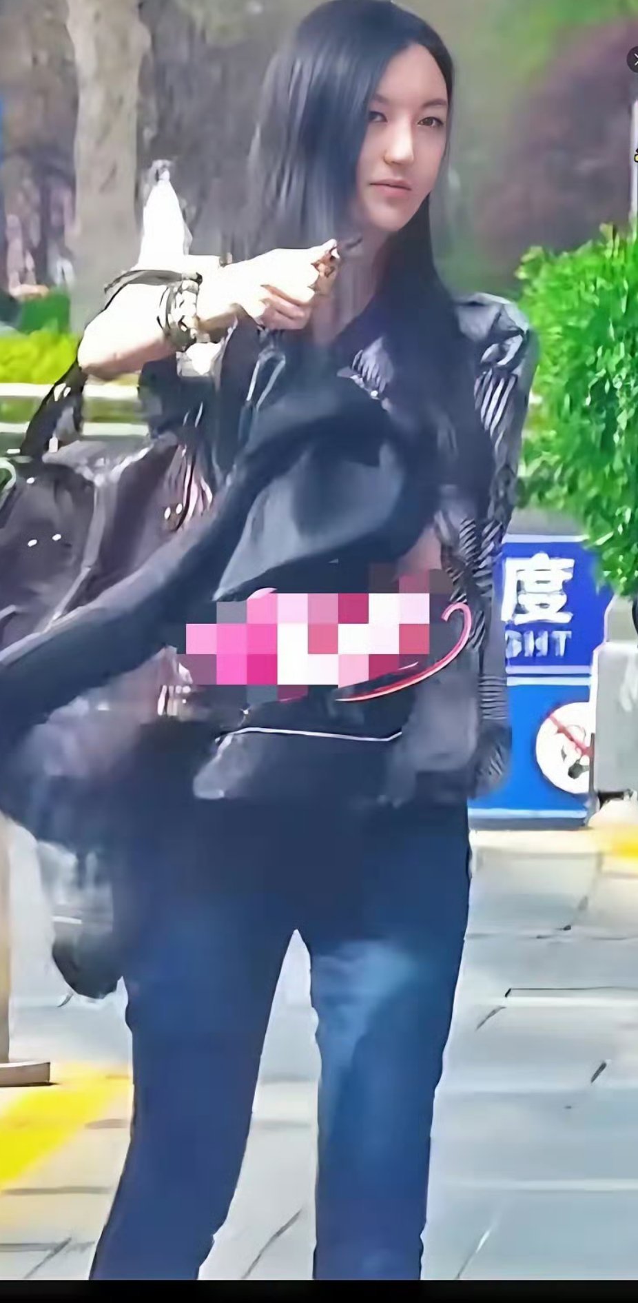 经过几度修复，李嫣的唇腭裂真的一点都看不出来了！完全变成了一个大美女！身材高挑！