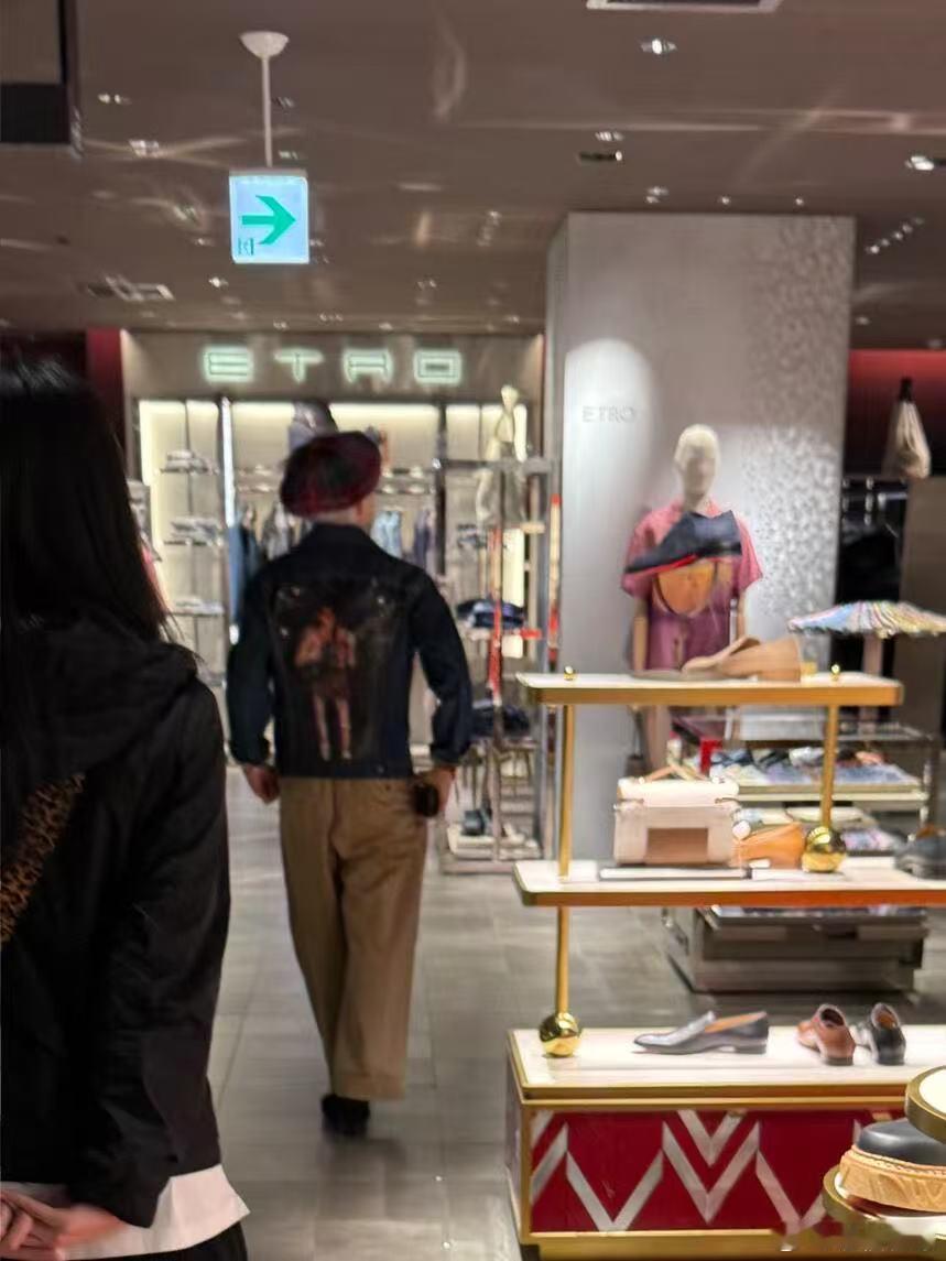 东京商场偶遇权志龙东京商场偶遇权志龙，啊龙的脸真小比例真好瘦了好多东京偶遇权志