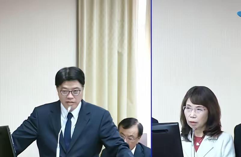 邱垂正叫嚣：“两岸是两国”今天在台湾的立法机构，邱垂正彻底撕下了伪装。面对民