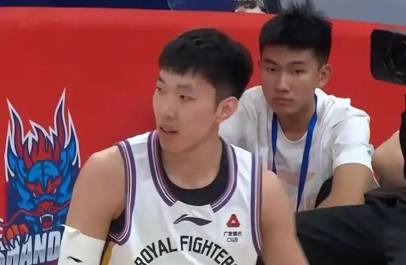 辽宁队今晚，只有两个人会得分。付豪砍下33分，鄢手骐拿了3分。除此之外，辽