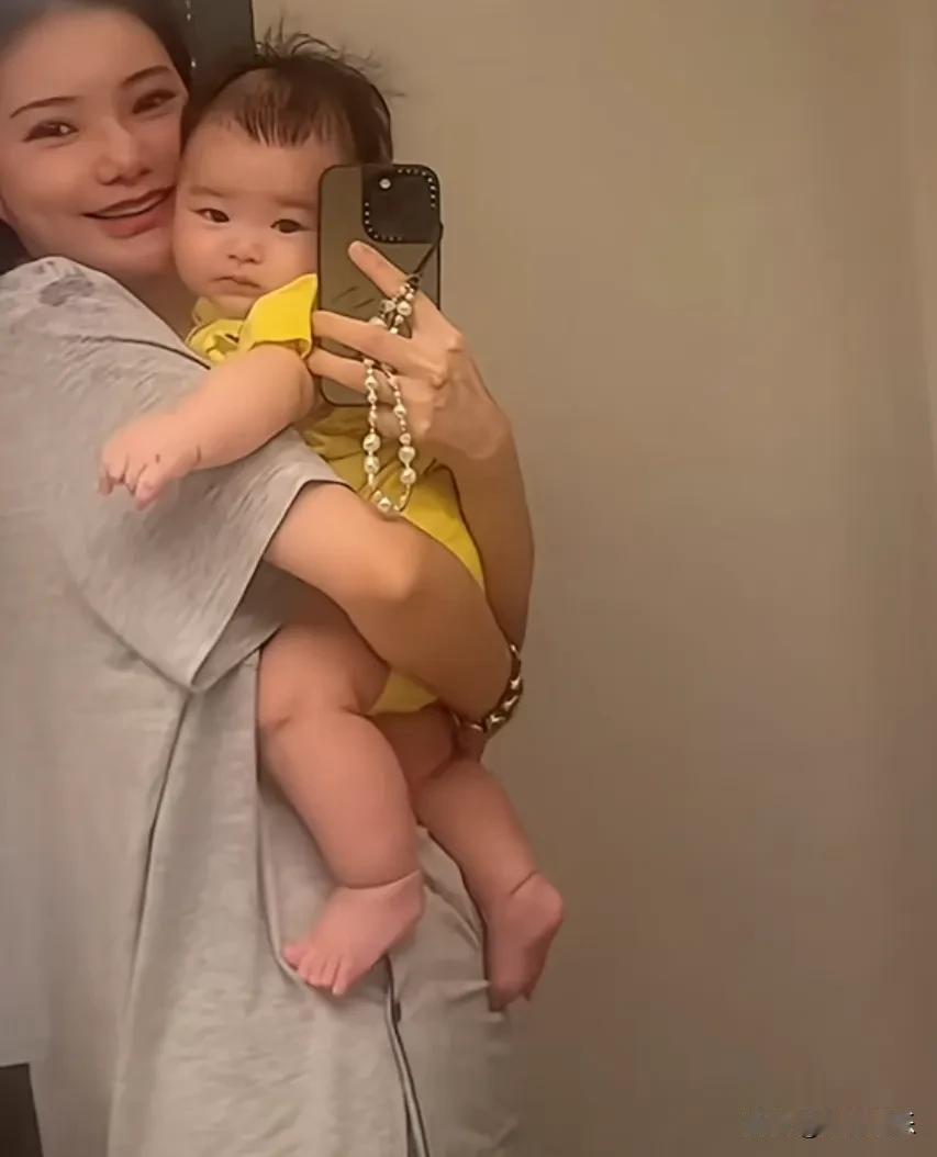 全域焕新马筱梅晒儿子小汪宝臭美照，还配文:非常帅。马筱梅抱着小汪宝照镜子小家伙