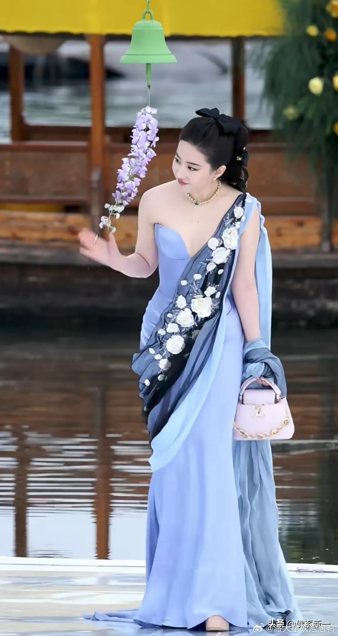 都说85花中刘诗诗长得像刘亦菲今日一看也不像啊，两个人同作为REDGALA的“春