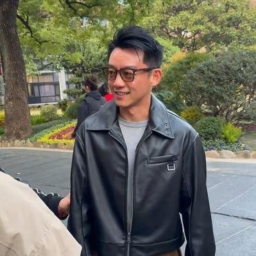 39岁郑恺带着妻子苗苗回母校上戏参加校庆活动，夫妻俩牵着手走路，被好多学生围观，