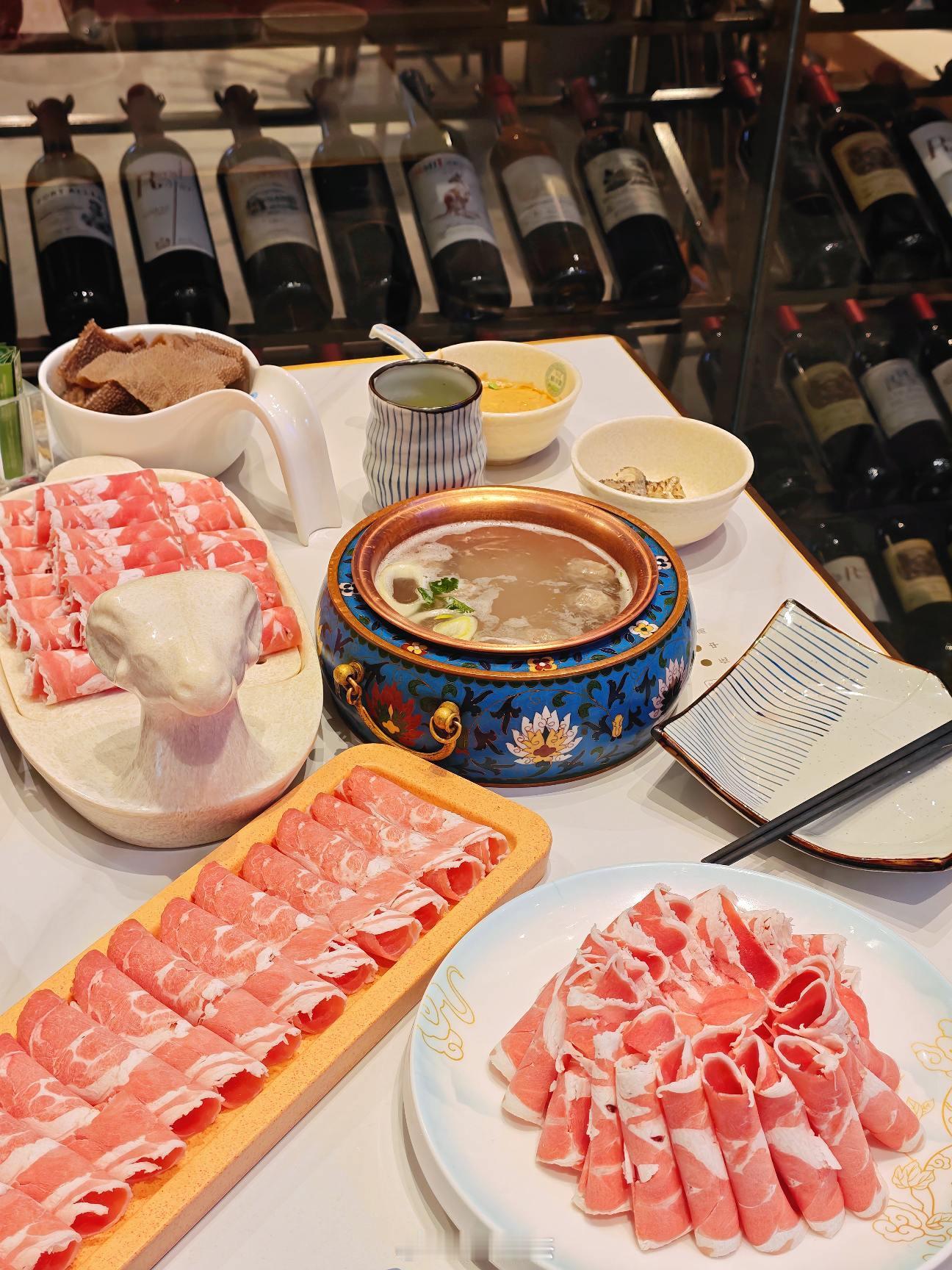 铜锅里的羊肉配上老北京的麻酱，完全没有膻味，天气还不够冷，深圳需要再冷些。​